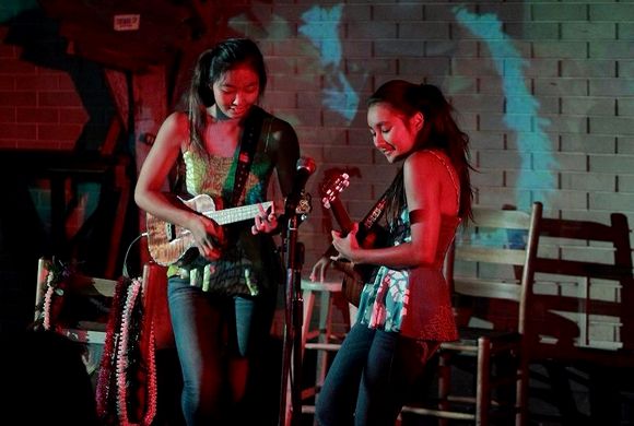 人気急上昇中のハワイのウクレレガールズHonoka & Azita (ホノカ&アジータ)