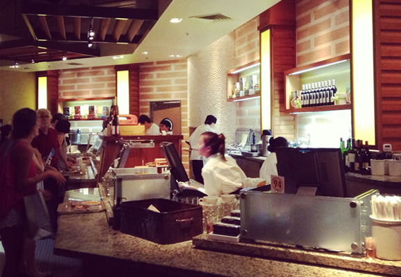 アラモアナのデパートで行列の出来るお店