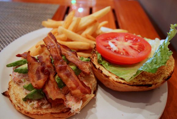 ハワイの新鮮なシーフードが楽しめるレストラン、アンクルズ・フィッシュ・マーケット&グリル