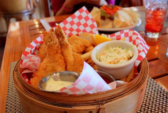 ハワイの新鮮なシーフードが楽しめるレストラン、アンクルズ・フィッシュ・マーケット&グリル