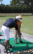 子どもにレッスンするタッド