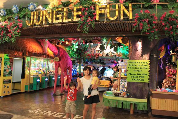 子どもも大人もファミリーで楽しめる、アラモアナセンターにあるジャングルファン