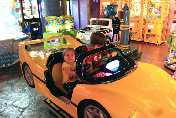 子どもも大人もファミリーで楽しめる、アラモアナセンターにあるジャングルファン