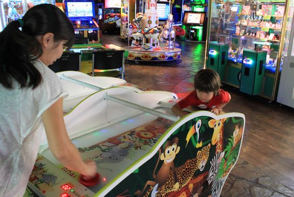 子どもも大人もファミリーで楽しめる、アラモアナセンターにあるジャングルファン