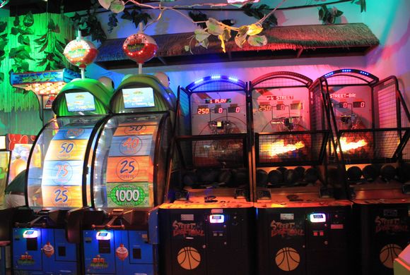 子どもも大人もファミリーで楽しめる、アラモアナセンターにあるジャングルファン