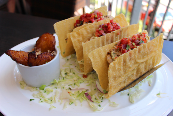 ワイキキの開放的なハードロックカフェ・ホノルルで美味しいランチ！