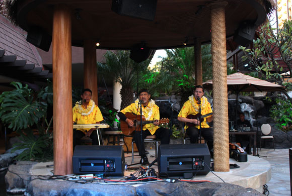 ワイキキビーチの目の前、アウトリガー・リーフ内のカニ・カ・ピラ・グリル