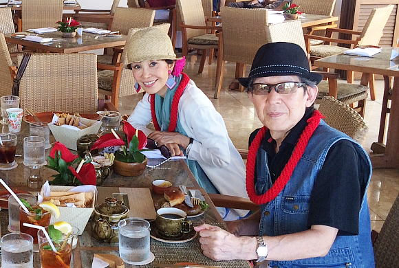 ハワイを訪問中のR246うつみ宮土理さんと古賀義弥さん