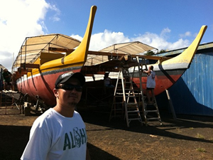 ホクレア号の前で