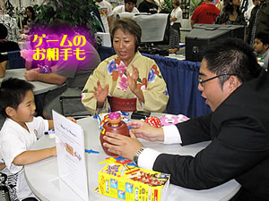 可愛いメイド姿のハワイ大学の学生さん達