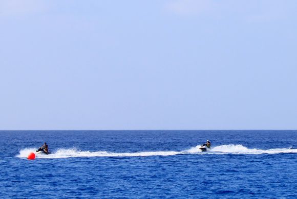 ワイキキの沖でマリンアクティビティを楽しめるスポット