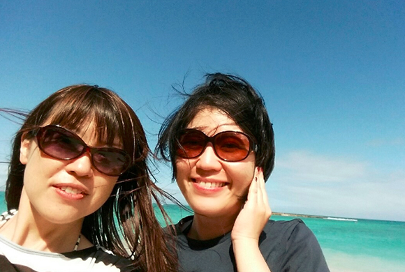 ハワイ旅行に当選した河村さんと五十嵐さん