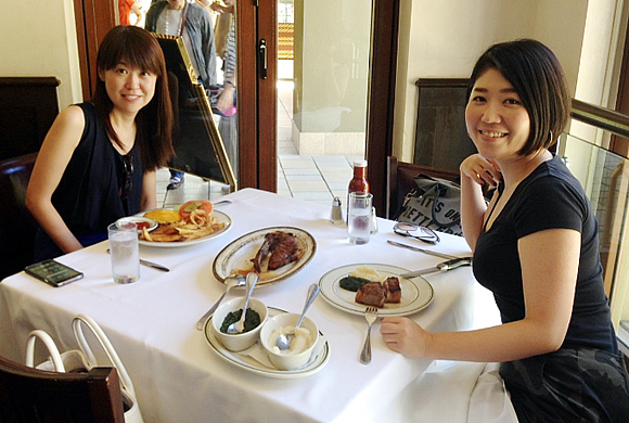 ハワイ旅行に当選した河村さんと五十嵐さん