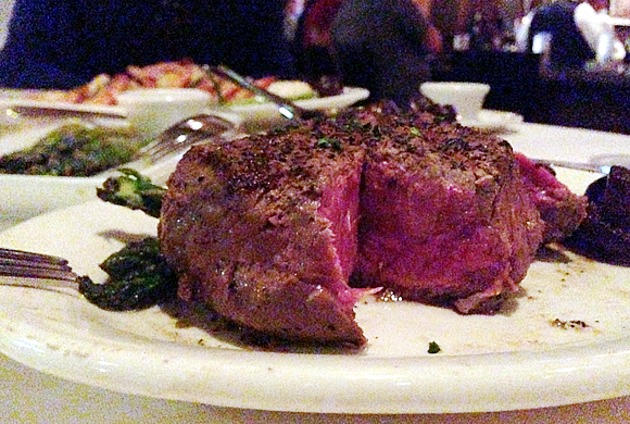 ハワイ旅行に当選した河村さんと五十嵐さん