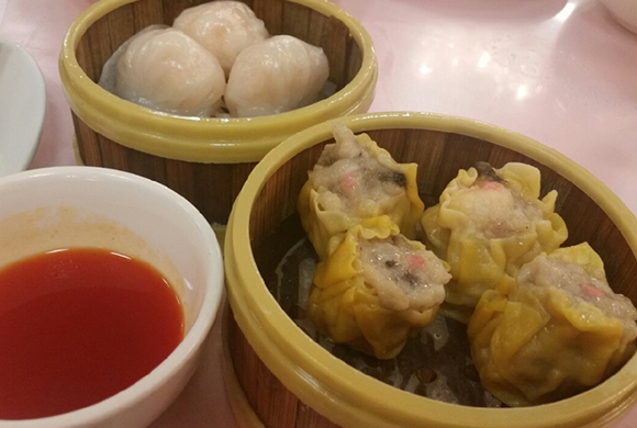 ハワイ旅行に当選した河村さんと五十嵐さん