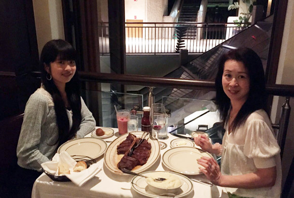 ハワイ旅行に当選した若村さん親子