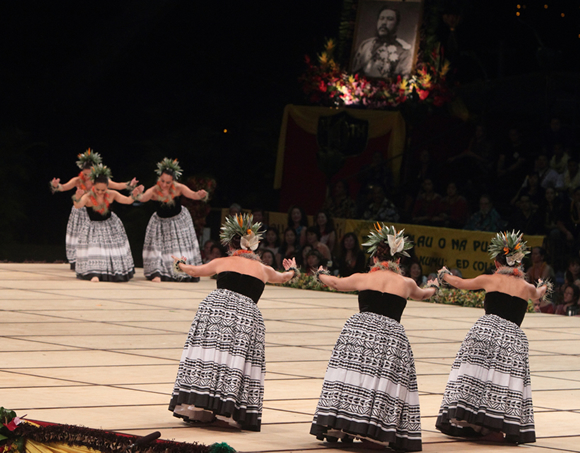 ハラウ・フラ・オラナのアウアナ(モダンフラ)。後ろの肖像はメリー・モナークの名前の由来でもあるカラカウア王