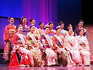 日系人女性のお手本、桜の女王とコートたち