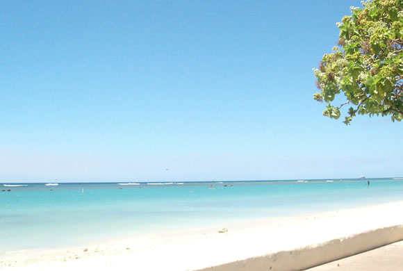 美しく人も少ないアラモアナ･ビーチ