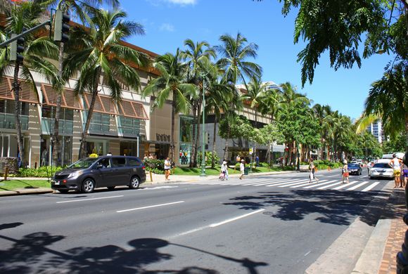 ワイキキで夏休みを過ごす芸能人も!