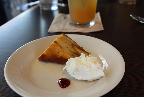 アラモアナセンターのエヴァウィングの旗艦店、ブルーミングデールズ