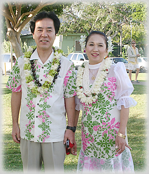 ハワイで夕日を背にウエディング ジョイフルウエディングズ・イン・ハワイ